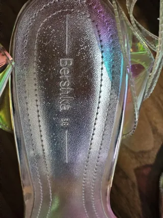 Sandalias de tacón plateadas holográficas