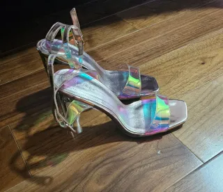 Sandalias de tacón plateadas holográficas