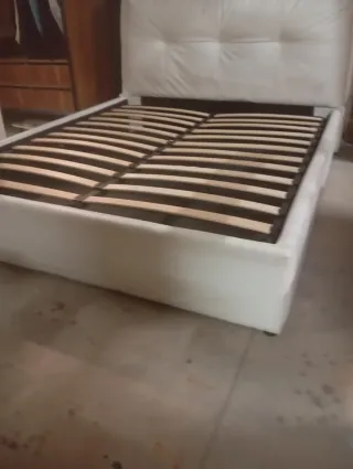 Letto matrimoniale bianco in similpelle