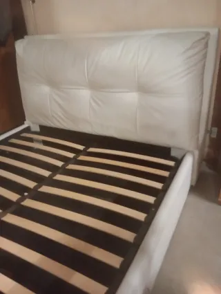 Letto matrimoniale bianco in similpelle