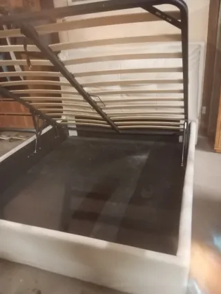 Letto matrimoniale bianco in similpelle