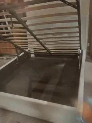 Letto matrimoniale bianco in similpelle