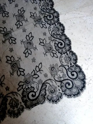 Mantilla de encaje negro