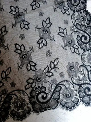 Mantilla de encaje negro