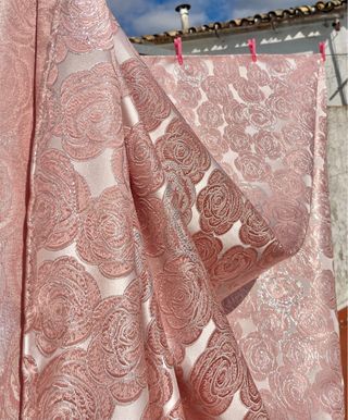 Tela adamascada rosa y plata hilo de seda