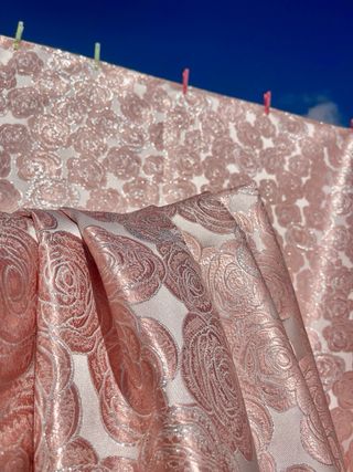 Tela adamascada rosa y plata hilo de seda