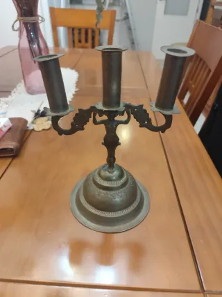 Candelabro de metal dorado