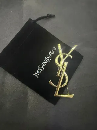 Spilla Yves Saint Laurent con sacchetto