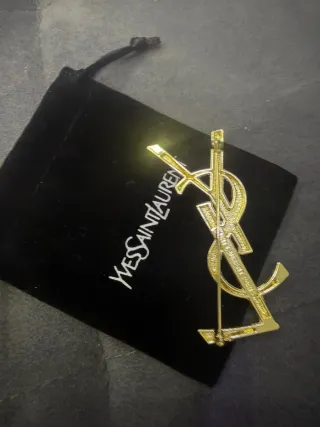 Spilla Yves Saint Laurent con sacchetto