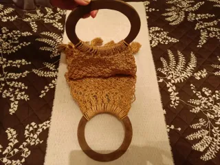 Bolso de pita con asas de madera