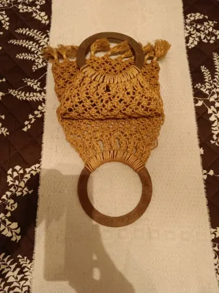 Bolso de pita con asas de madera