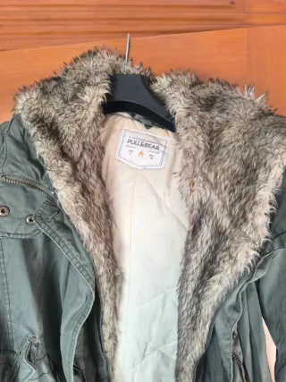 Parka verde con capucha y pelo