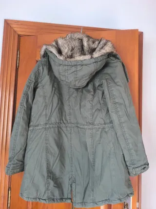 Parka verde con capucha y pelo