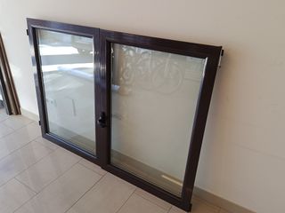 Marc i finestra d'alumini amb persiana