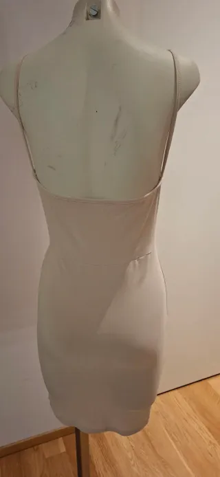 Abito sexy beige con catena