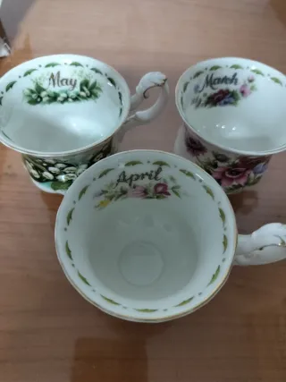 Tazas de porcelana con flores de meses