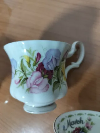 Tazas de porcelana con flores de meses