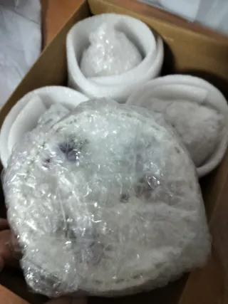 Tazas de porcelana con flores de meses