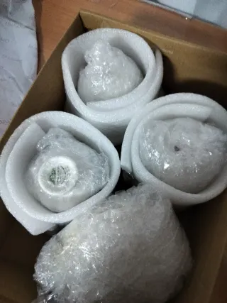 Tazas de porcelana con flores de meses