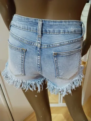 Pantalón vaquero corto desgarrado