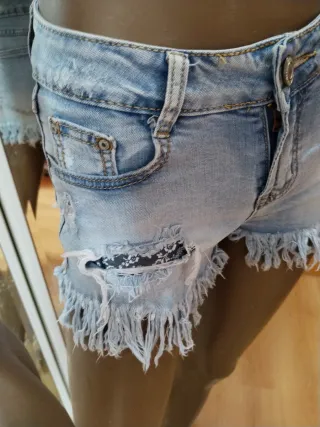 Pantalón vaquero corto desgarrado