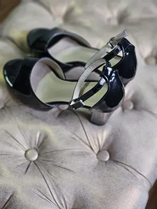 Sandalias de tacón negras charol