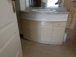 Mampara de ducha, mueble con lavabo y espejo