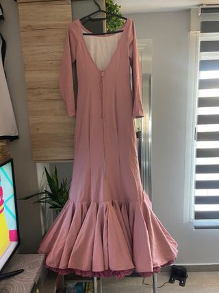 Traje de flamenca rosa con volantes