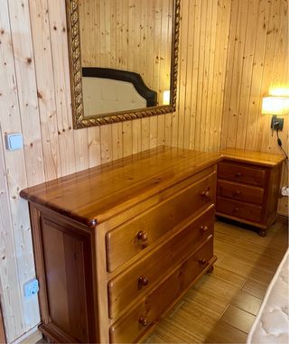 CÓMODA EN MADERA DE PINO.
