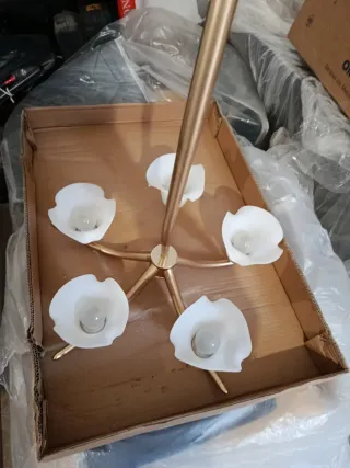 Lámpara de salón dorada con tulipas