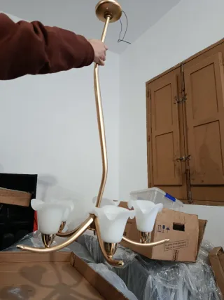 Lámpara de salón dorada con tulipas