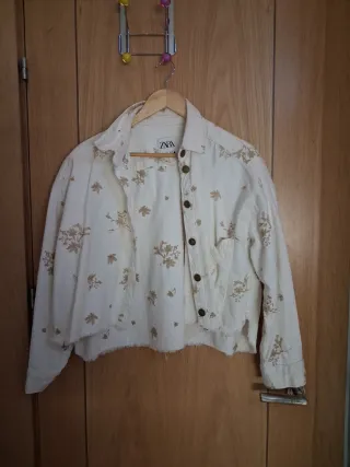 Cazadora Zara blanca floral