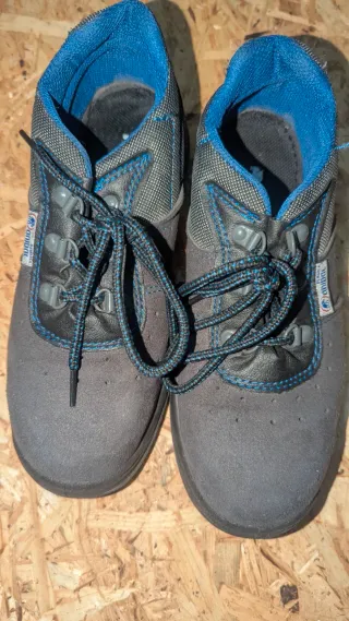 Zapatos de seguridad negros y grises