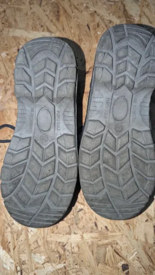 Zapatos de seguridad negros y grises
