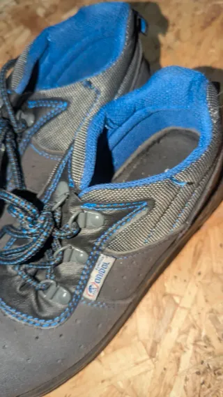 Zapatos de seguridad negros y grises