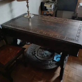 Despacho antiguo de cuero y madera