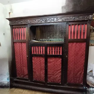 Despacho antiguo de cuero y madera