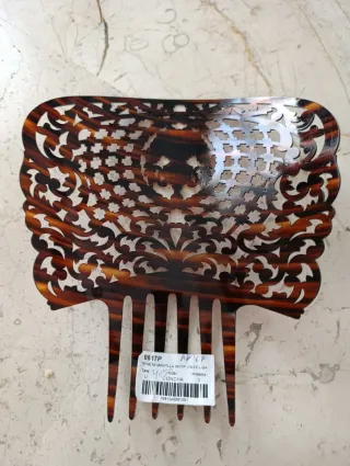 Peineta marrón calada