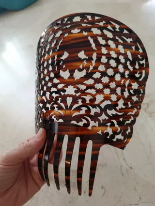 Peineta marrón calada