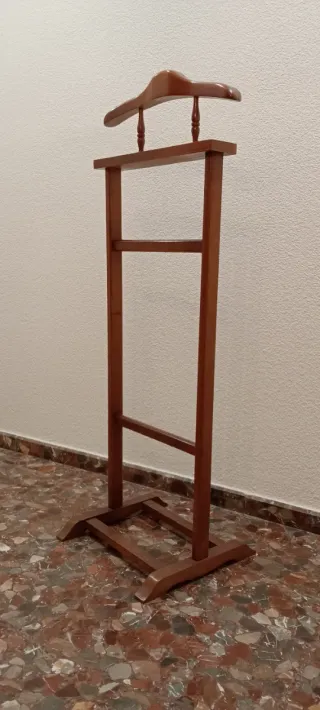 Galán de noche de madera maciza nogal