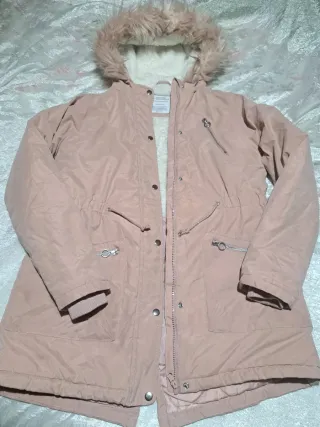Parka rosa con capucha de pelo