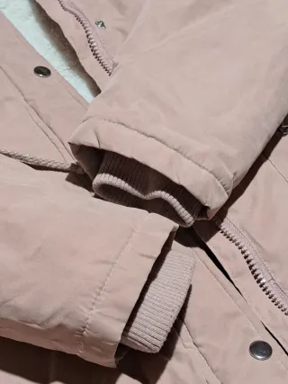 Parka rosa con capucha de pelo