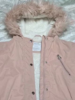Parka rosa con capucha de pelo