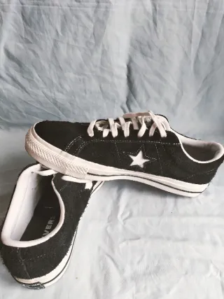 Converse One Star negras ante