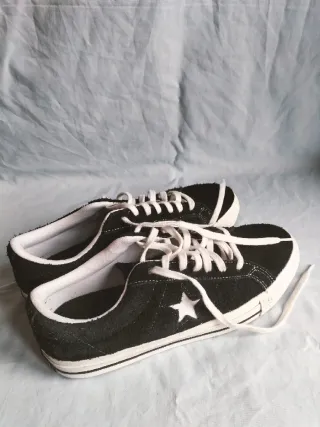 Converse One Star negras ante