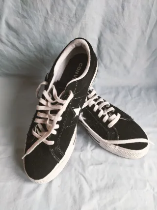 Converse One Star negras ante