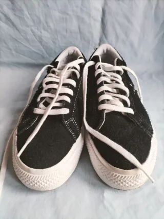 Converse One Star negras ante