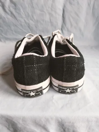 Converse One Star negras ante
