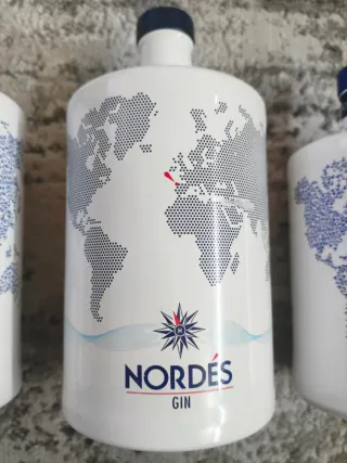 Bottiglie di gin Nordés