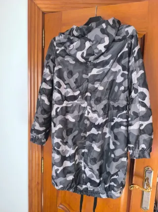 Chaqueta impermeable camuflaje Bershka Talla M